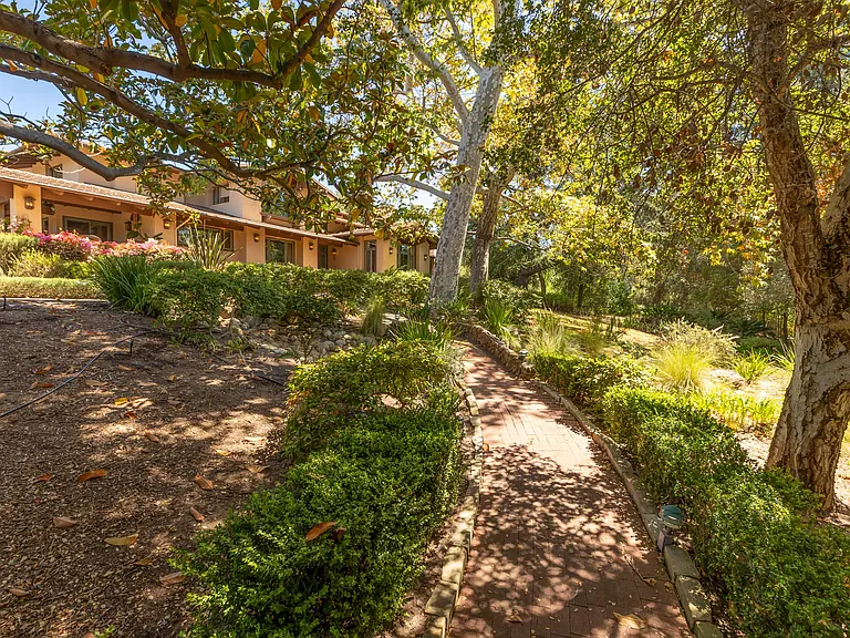 375 Las Palmas Dr — Photo 22