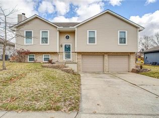 909 SW Hereford Dr, Grain Valley, MO 64029