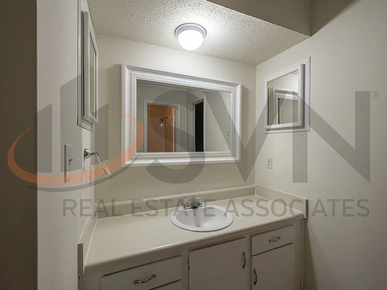 130 Kingsbury Dr — Photo 8