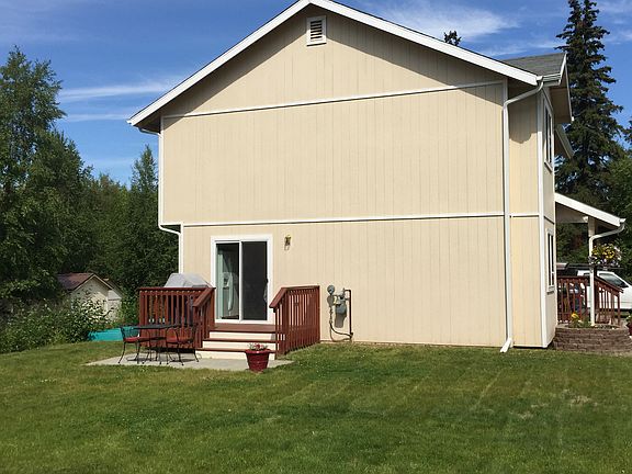Side porch & patio area