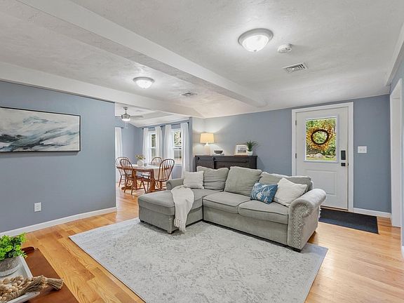 5th image of 51 Richardson Ave