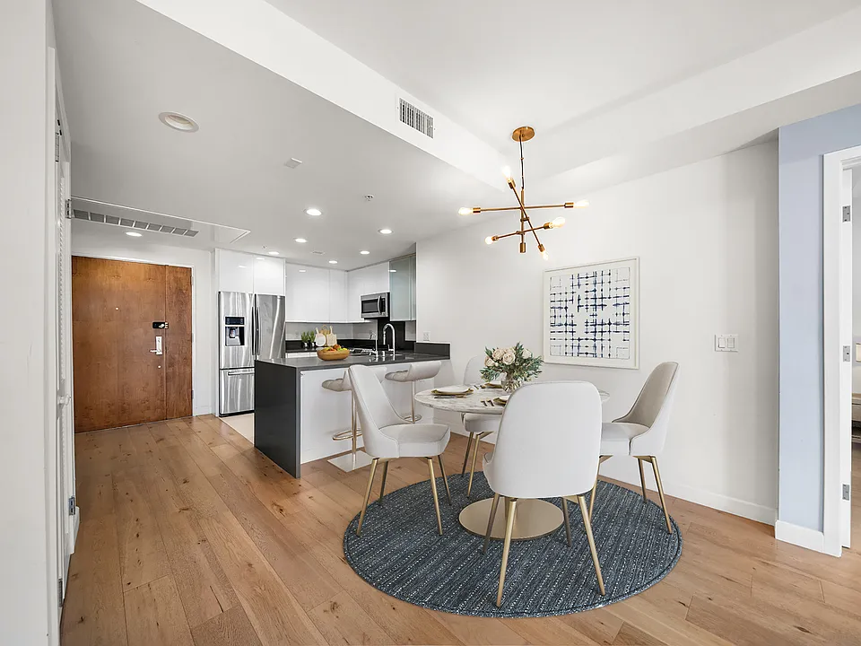 105 S Mariposa Ave