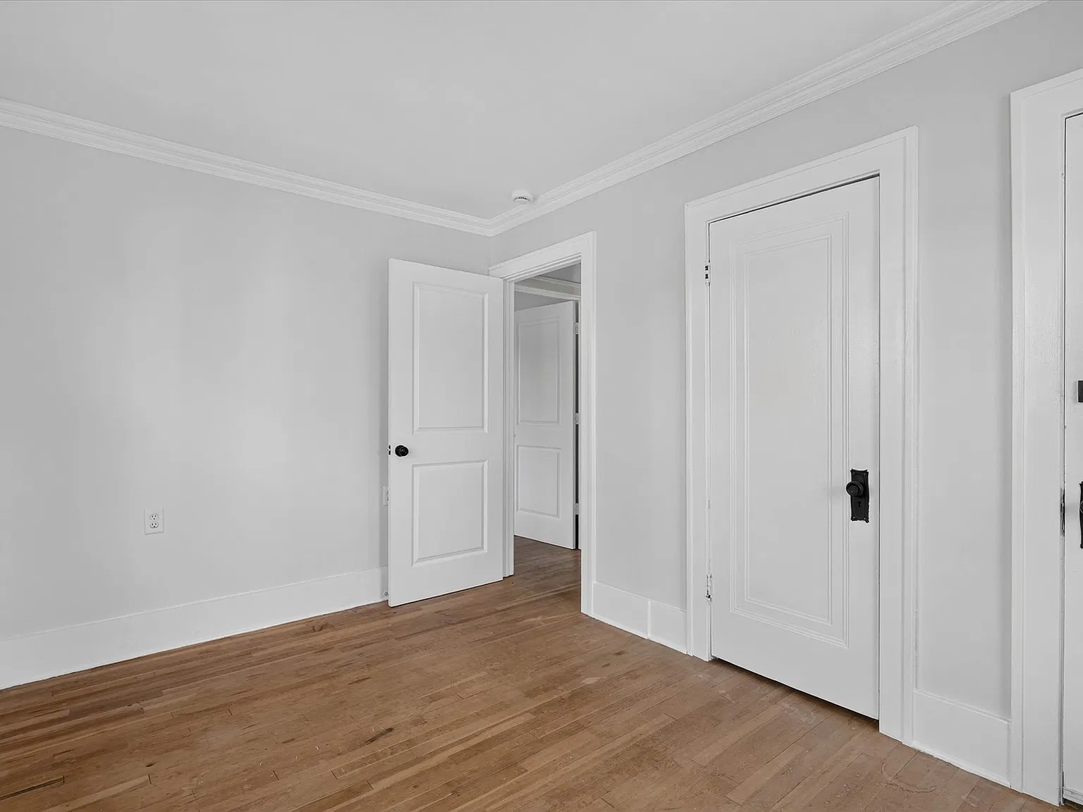 5 bed, $2,500 — Photo 1