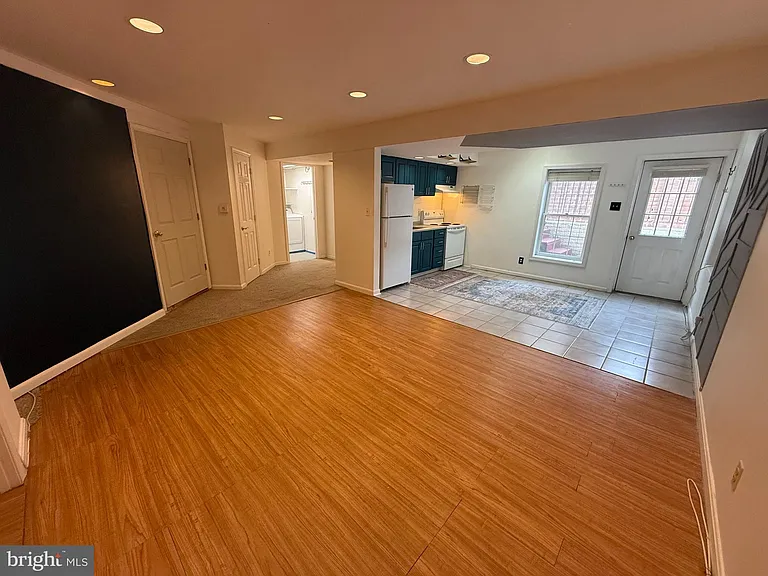 2218 Central Ave #BASEMENT — Photo 1