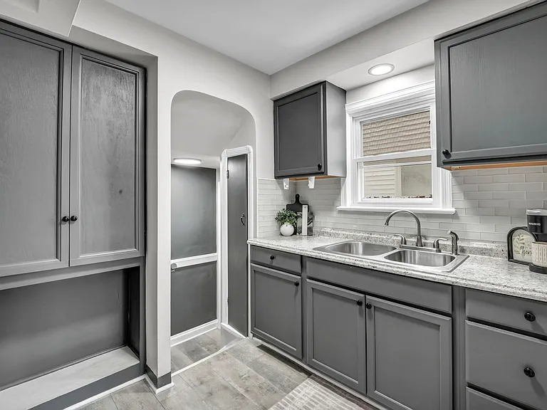 15907 Walden Ave — Photo 8