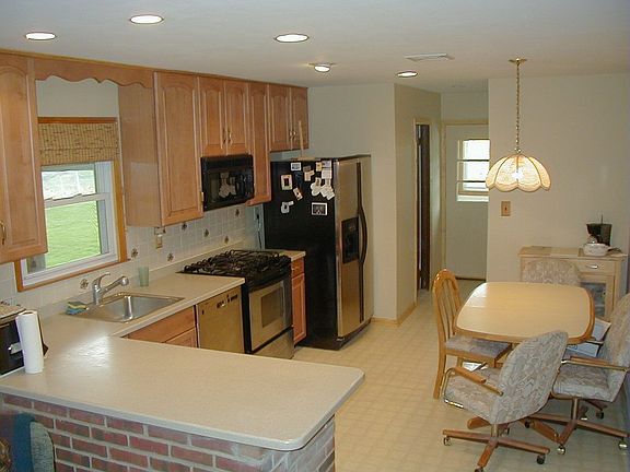 Updated eat-in kitchen