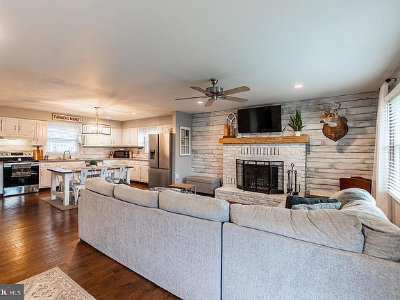 4th image of 717 E Walnut St