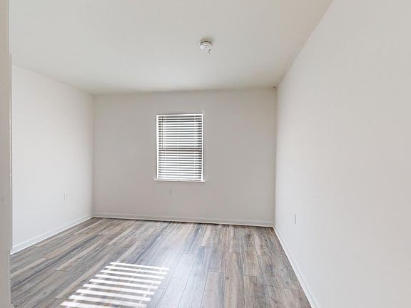 5th image of 403 Deer Lake Dr