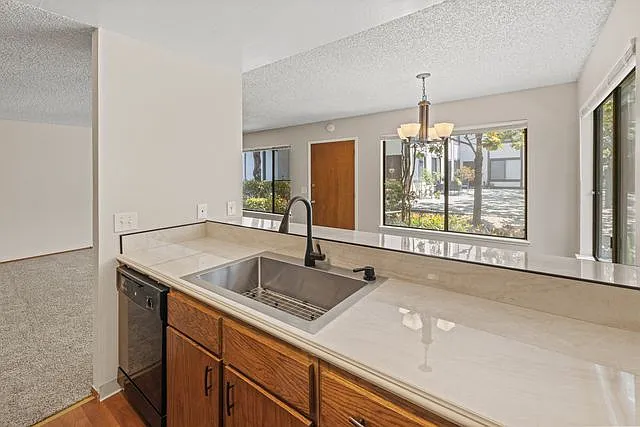 Park Plaza Apartments — Photo 17