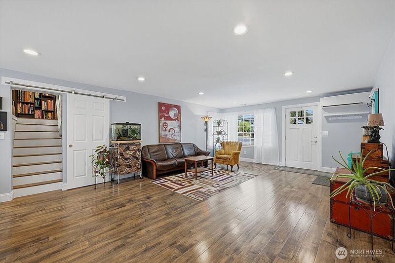 5th image of 12232 Fremont Avenue N