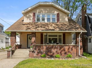 1112 Calvin Ave SE, Grand Rapids, MI 49506