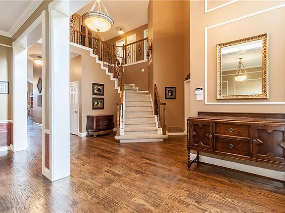 3rd image of 617 Autumnwood Ln