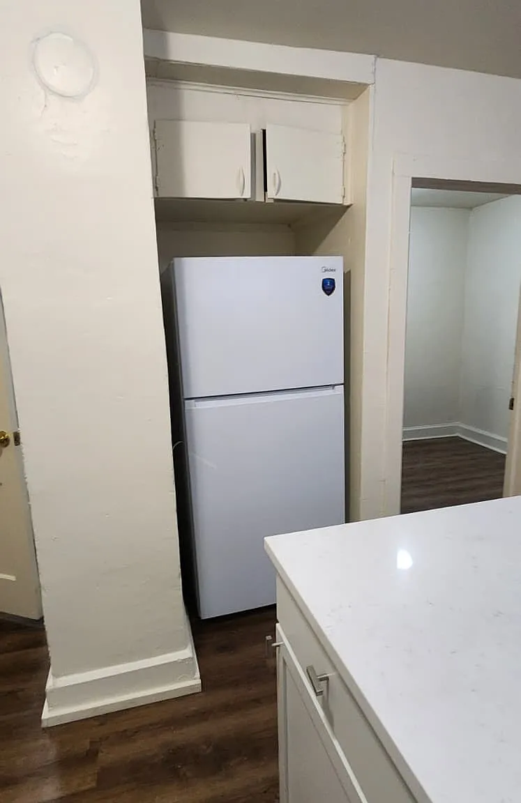 Studio, $1,000 — Photo 1