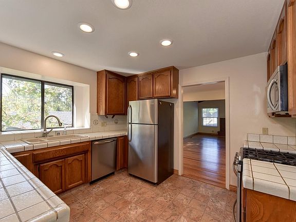 5th image of 12736 Highland Ct