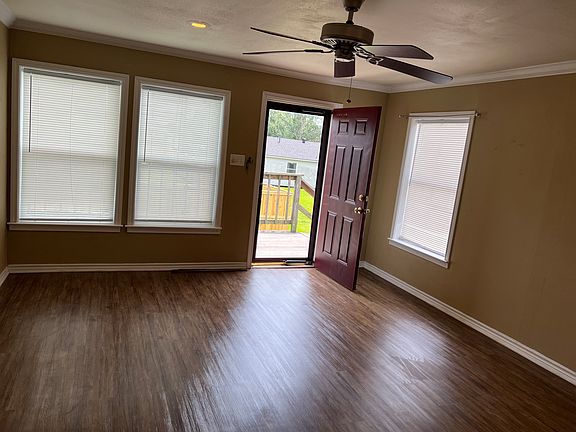 3rd image of 307 Avenue E #C