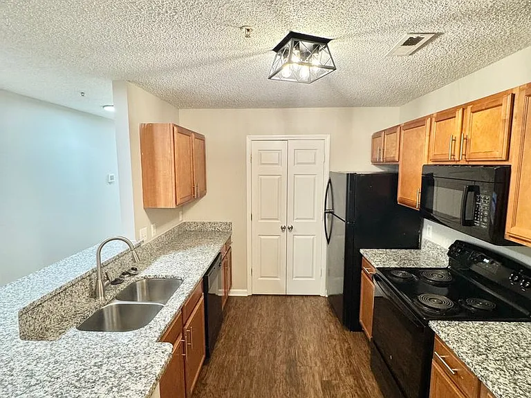Lakeview Apartments — Photo 1