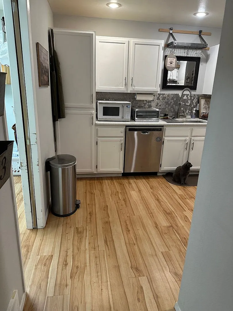 Beautiful 2 bedroom 2 bath well maintained with plenty of natural light townhouse! — Photo 4