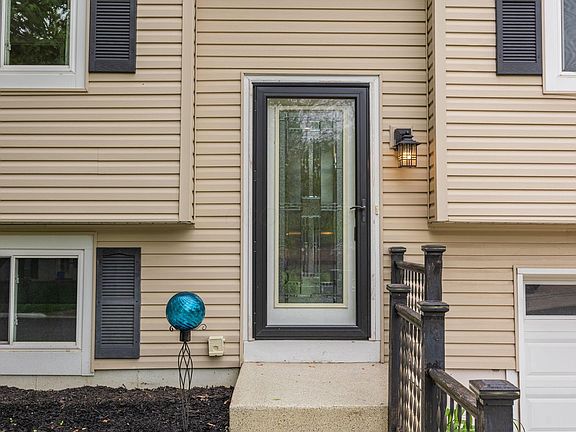 4th image of 721 Mistletoe St