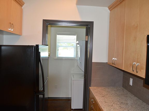4th image of 136 W Elm Ave