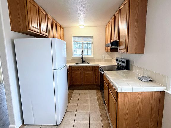5th image of 928 Ravenscourt Ave #2