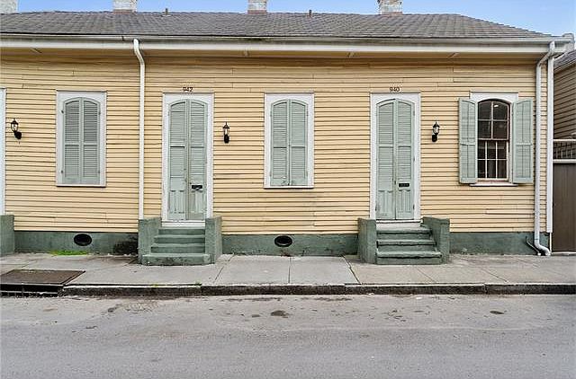 1st image of 940 Burgundy St