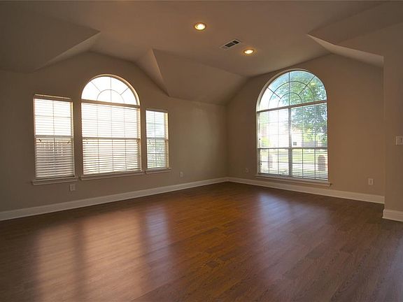 3rd image of 3101 Hoffman Dr
