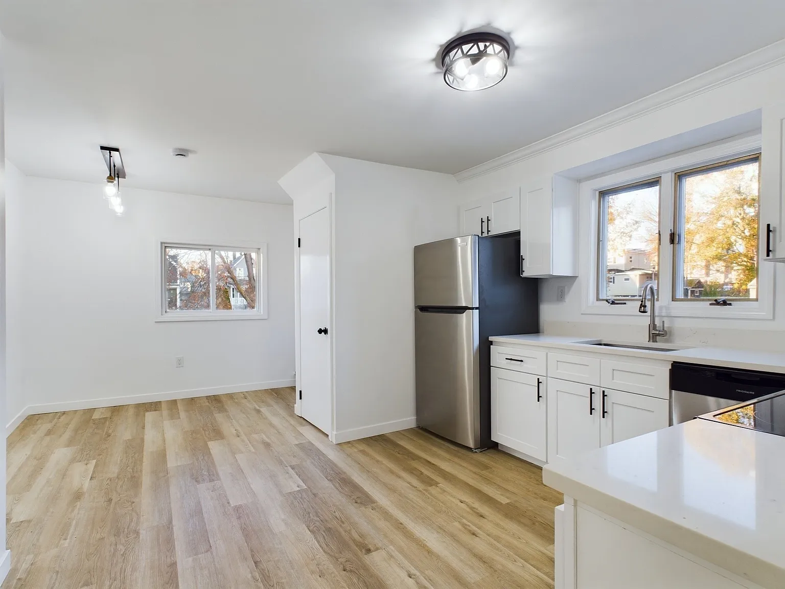 4 bed, 2.0 bath, 1300 sqft, $4,300 — Photo 2