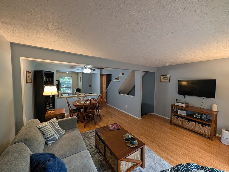 136 Saxonwald Ln — Photo 2