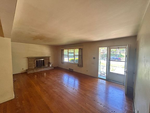 3rd image of 1005 Rose Cir