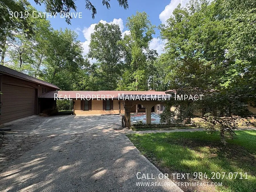 Private 1.3-Acre Retreat Near Downtown Durham Fully Updated 4-Bed 2-Bath Ranch — Photo 2