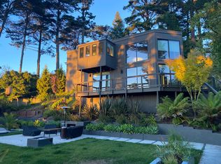 3030 Holyrood Dr, Oakland, CA 94611
