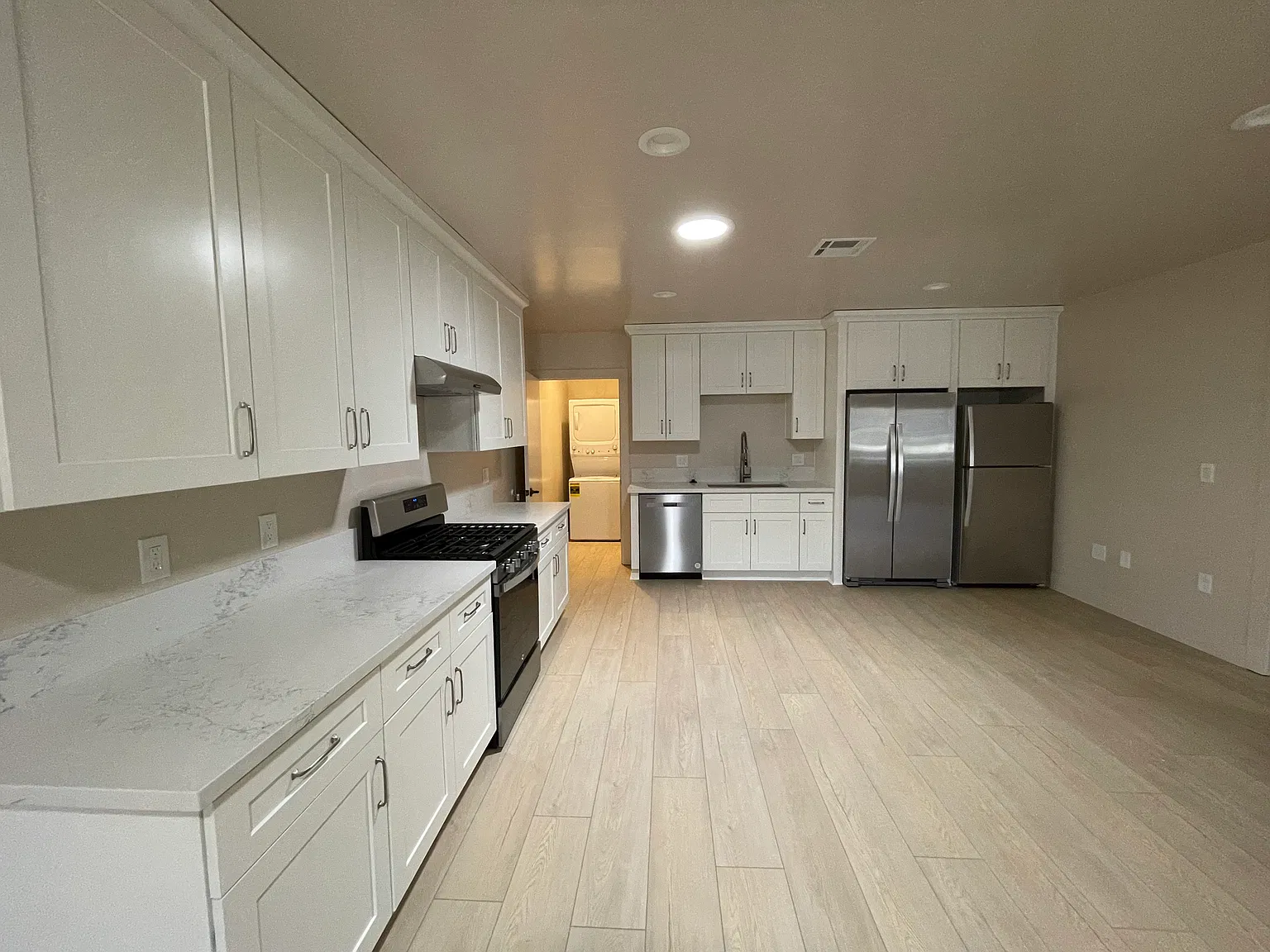 6 bed, 2800 sqft, $11,900 — Photo 3