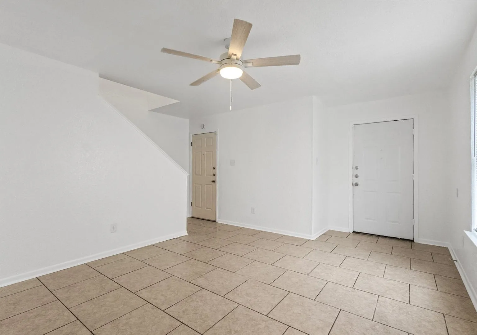 Close to Fort Hood! Town Home featuring 2 Bedrooms, 1.5 Baths, and 1 Car Garage — Photo 4