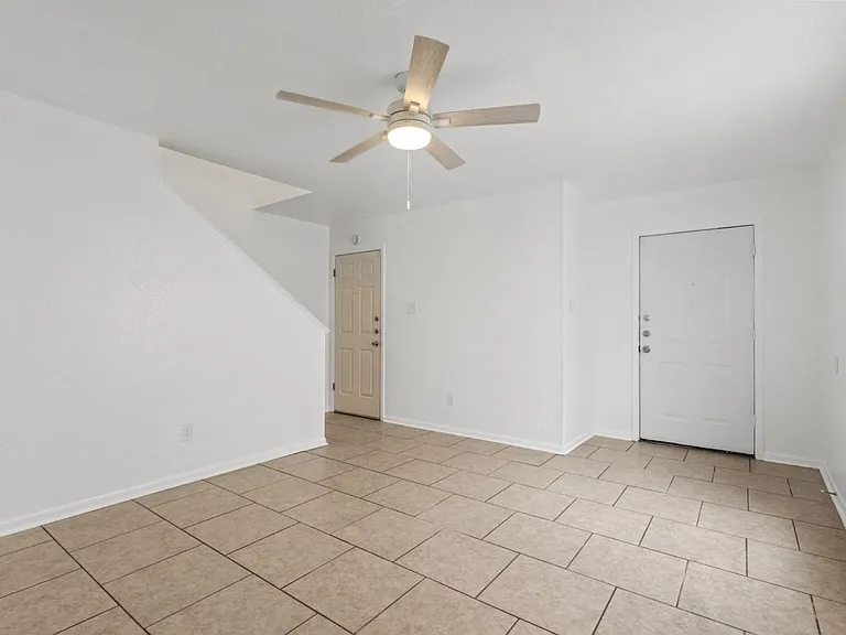 2410 Royal Crest Cir — Photo 4