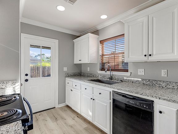 3rd image of 111 Brooke Valley Ln
