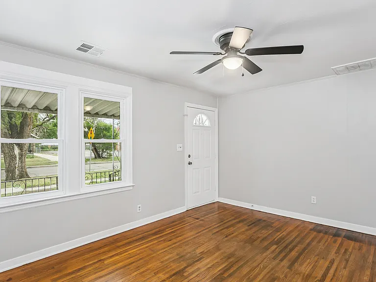 229 S Edwards St — Photo 3