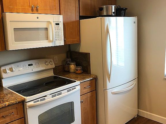 3rd image of 112 E Cypress Ct