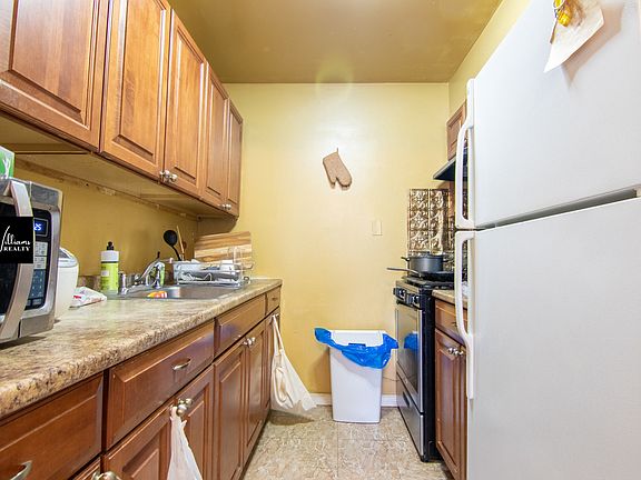 3rd image of 407 Halsey St #2
