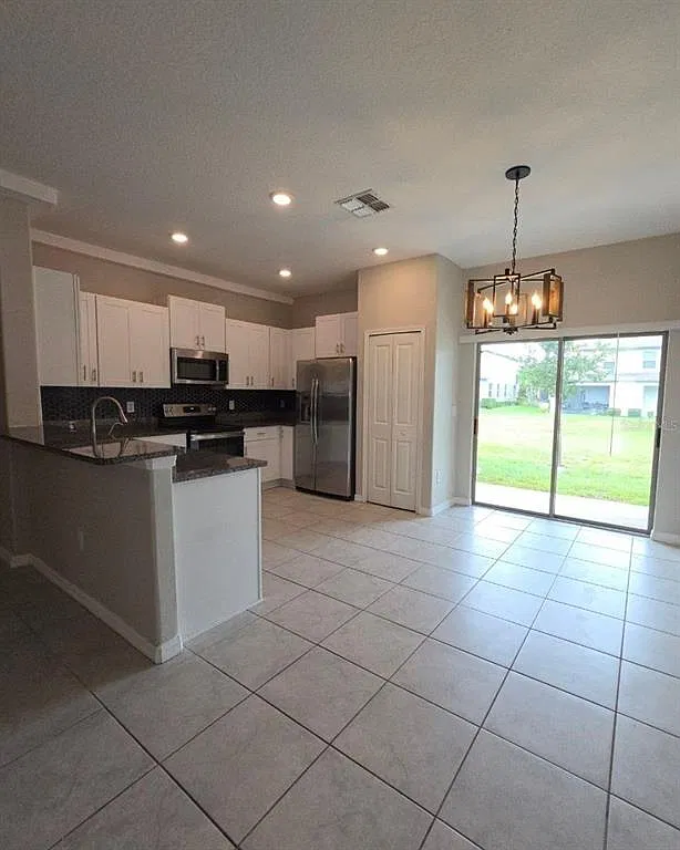 3 bed, 2.5 bath, 1701 sqft, $2,300 — Photo 2