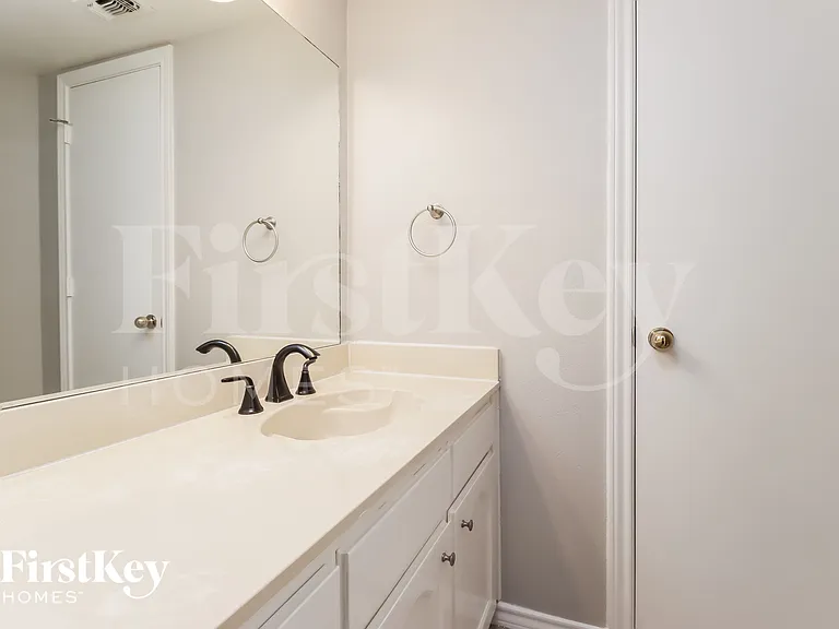 1105 Carrington Ct — Photo 12