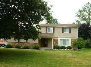 325 Bellarmine Dr, Rochester Hills, MI 48309