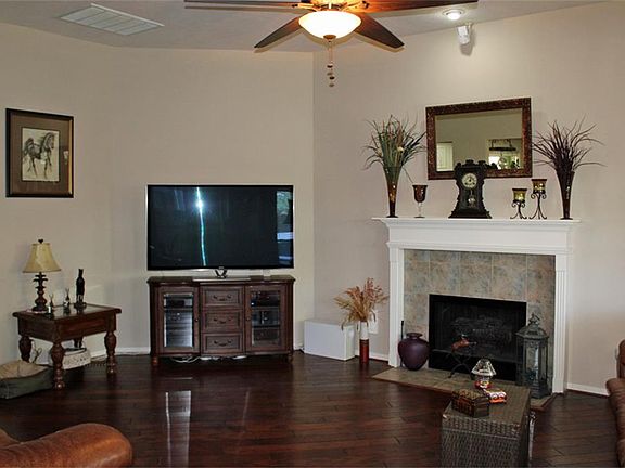 4th image of 2413 Orleans Ln