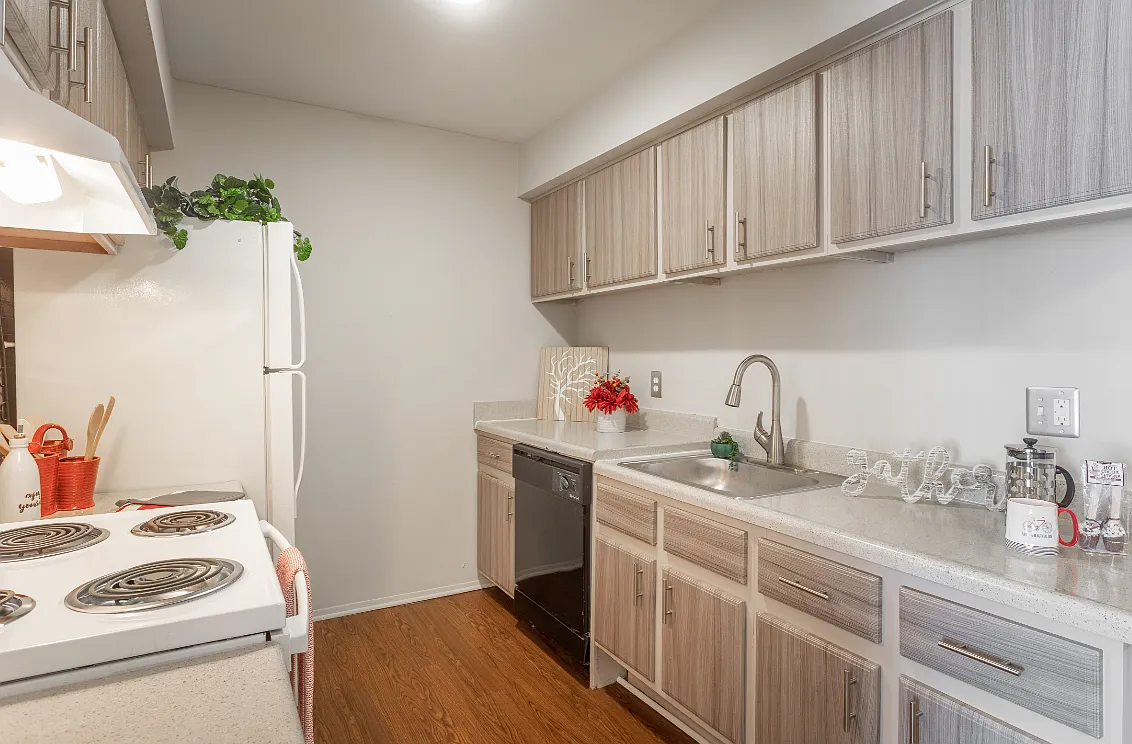 Farmington View Apartments - Farmington Hills, MI — Photo 4