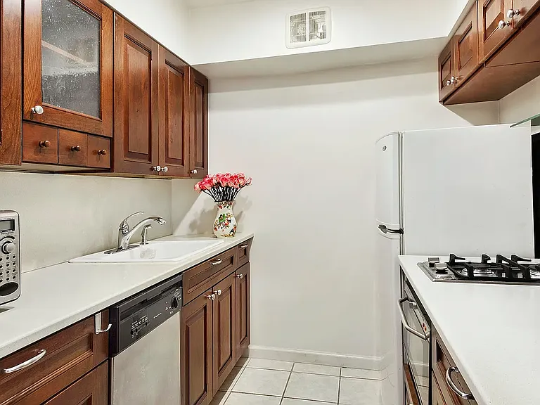 215 E 24th St #312 — Photo 5