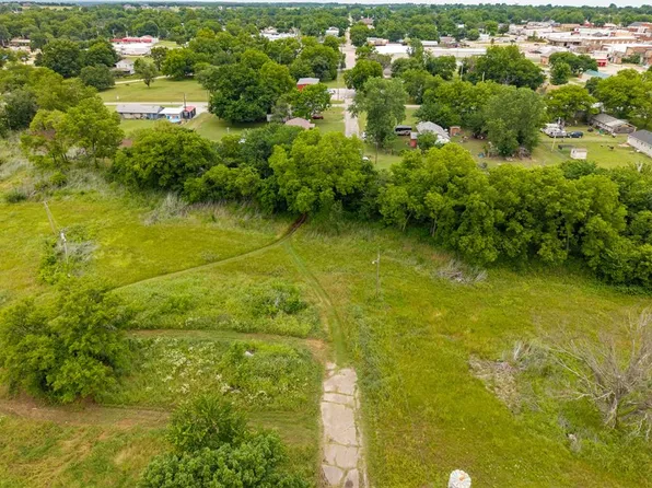 6th St, Prague, OK 74864