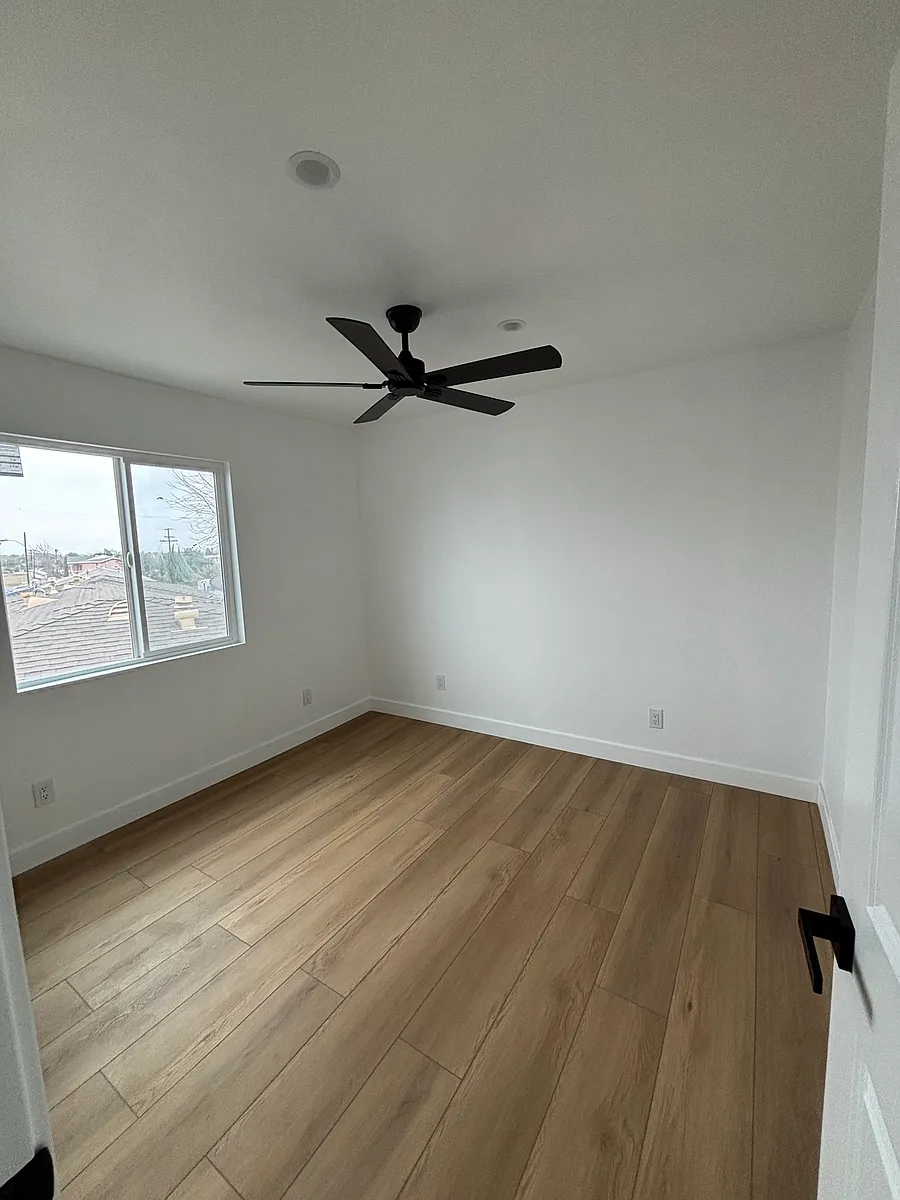 Master bedroom - 319 Fraser Ave #B