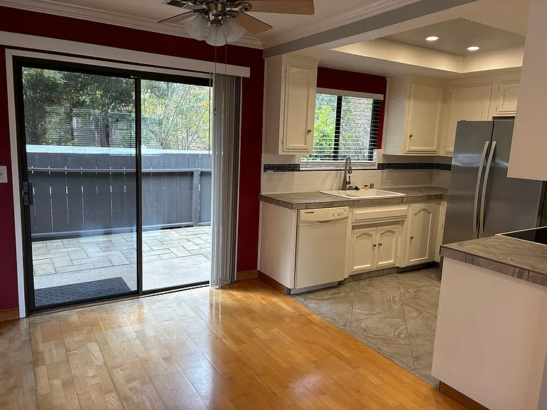 1055 Meadow Way — Photo 4