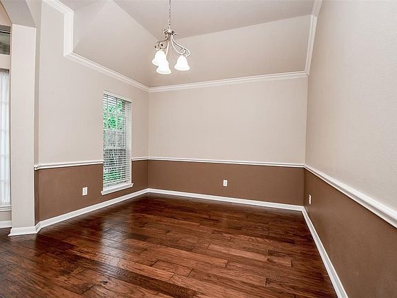 3rd image of 3715 Crescent Dr