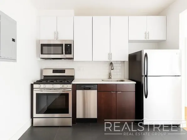 90-02 Queens Boulevard image 3 of 11