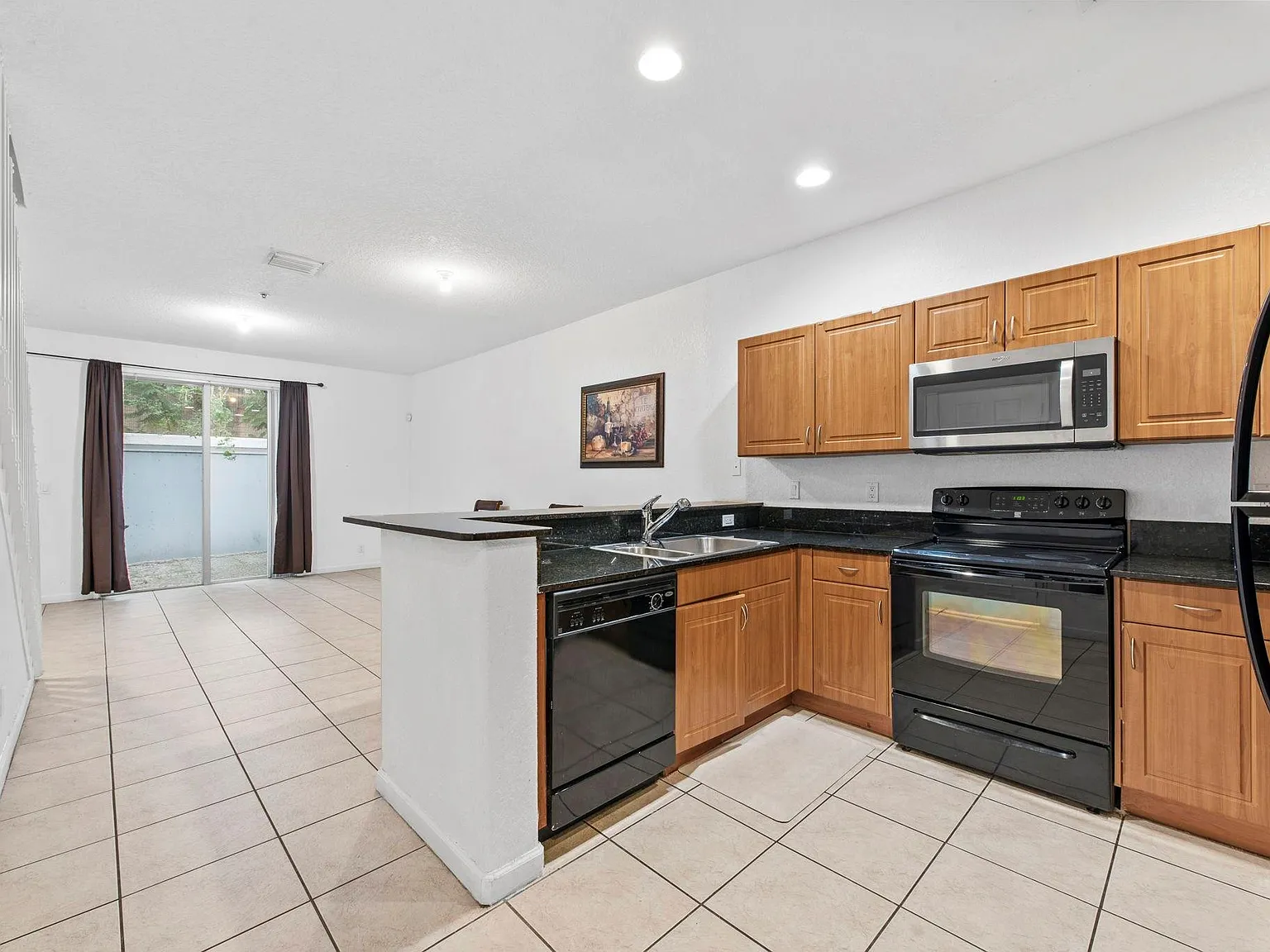 3 bed, 2.5 bath, 2050 sqft, $2,800 — Photo 2